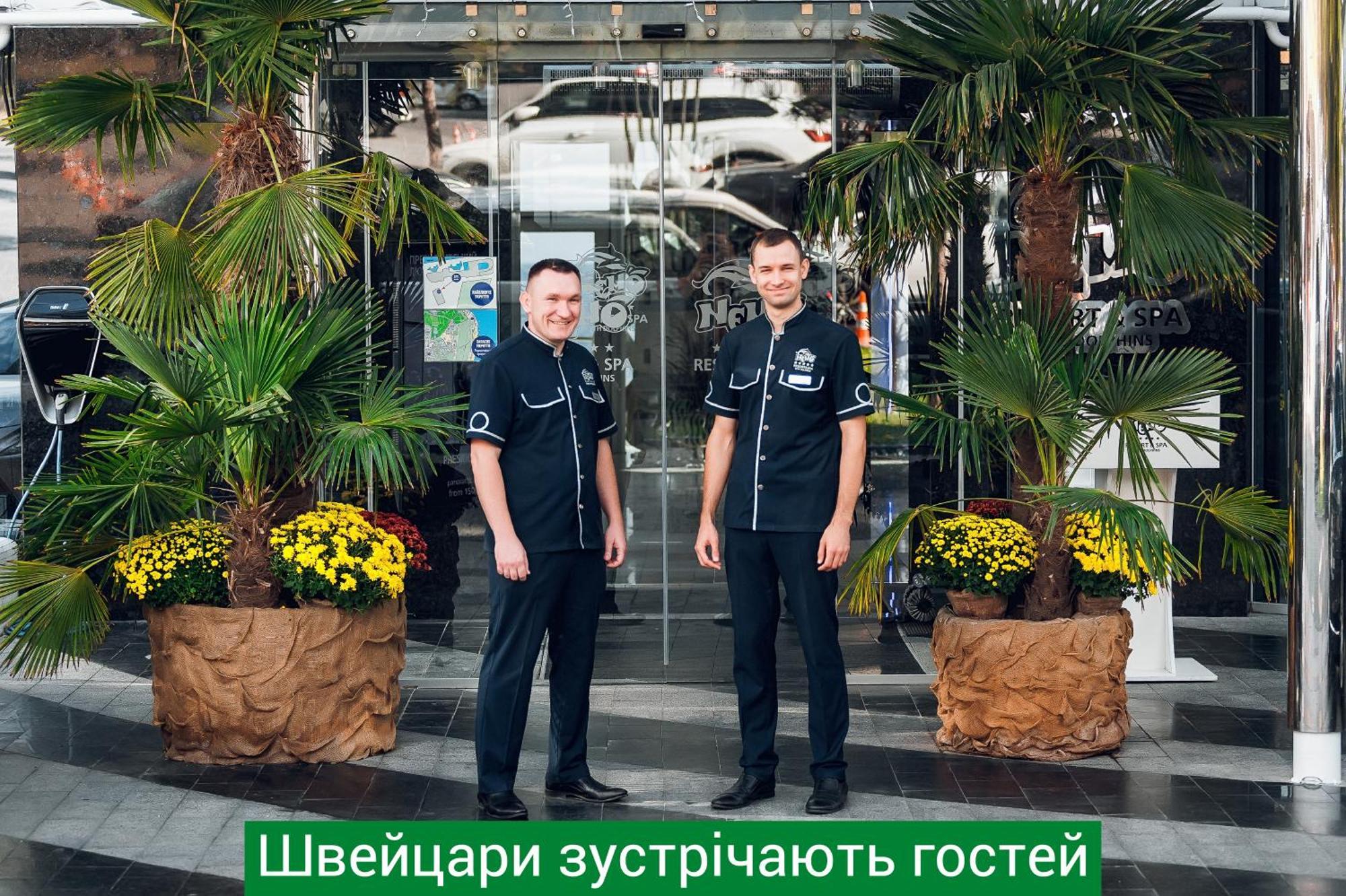 Nemo Hotel Resort & Spa Odessza Kültér fotó Concierge at the entrance of a hotel in Kiev, Ukraine